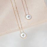 18K金及玫瑰金星芒母貝項鍊近拍照