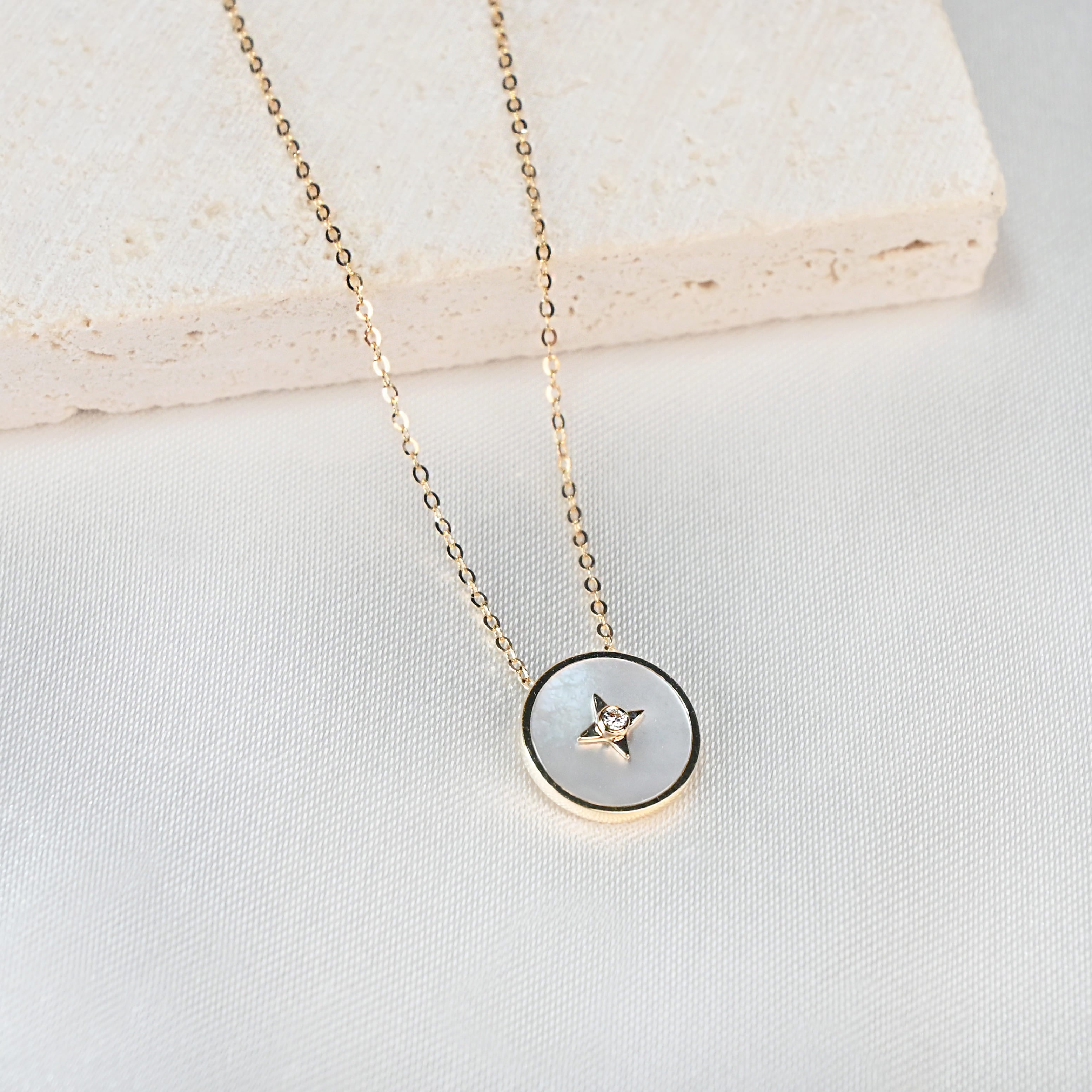 18K金星芒母貝項鍊近拍照