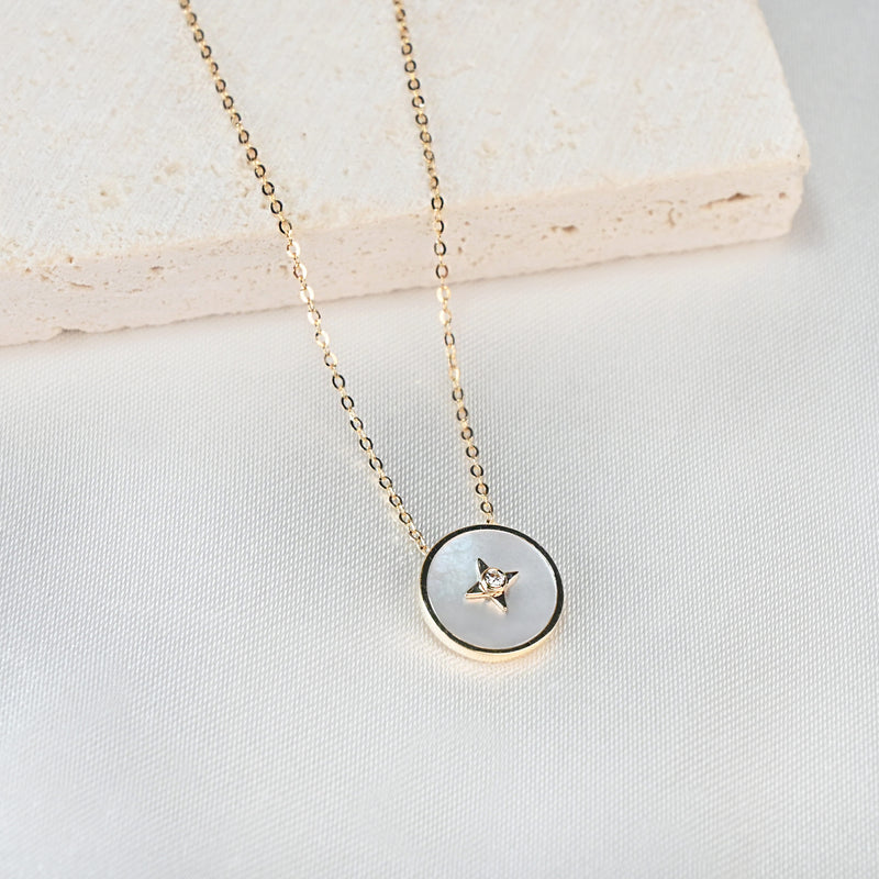 18K金星芒母貝項鍊近拍照