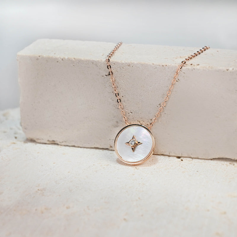 18K玫瑰金星芒母貝項鍊近拍照