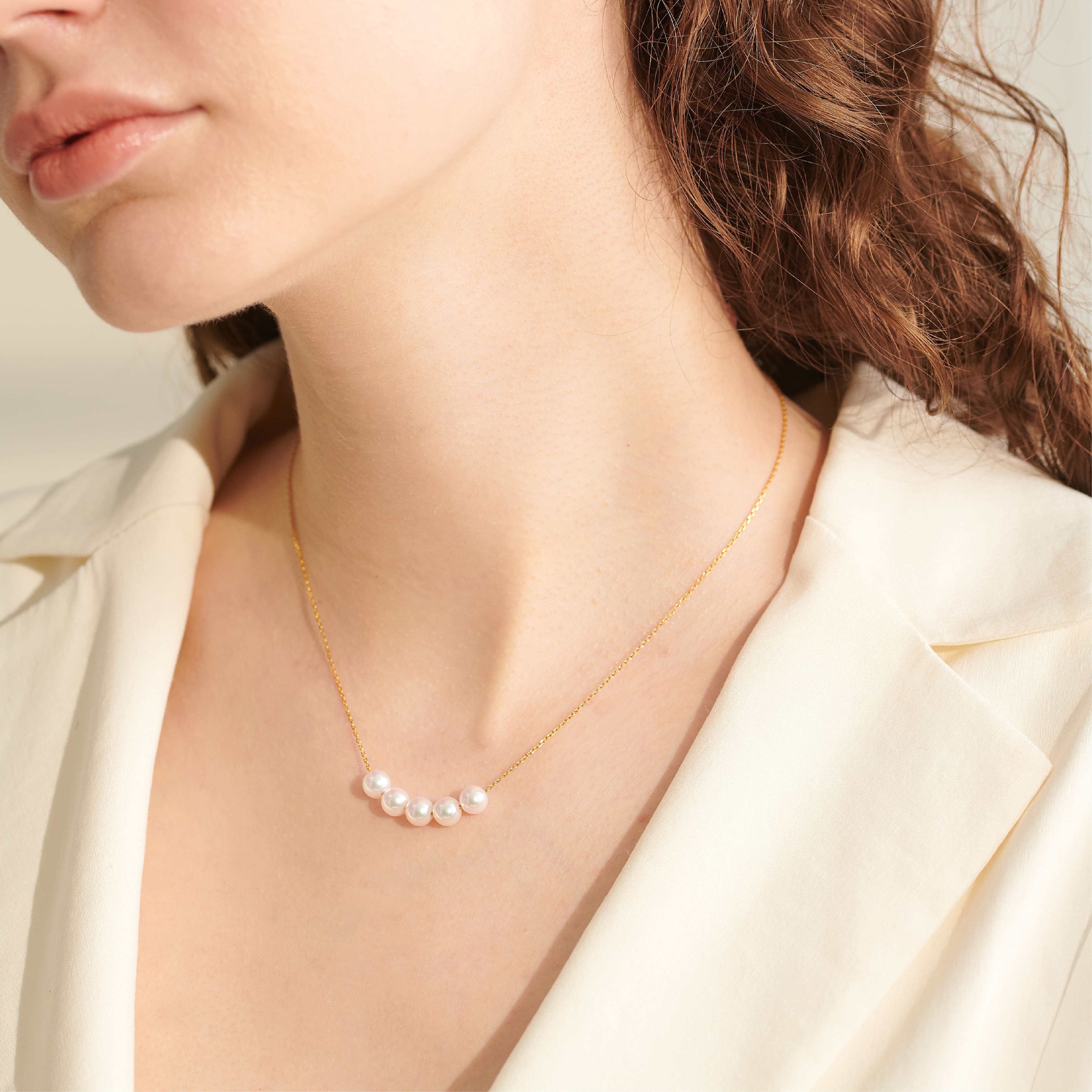 微笑珍珠項鍊，模特兒實戴照